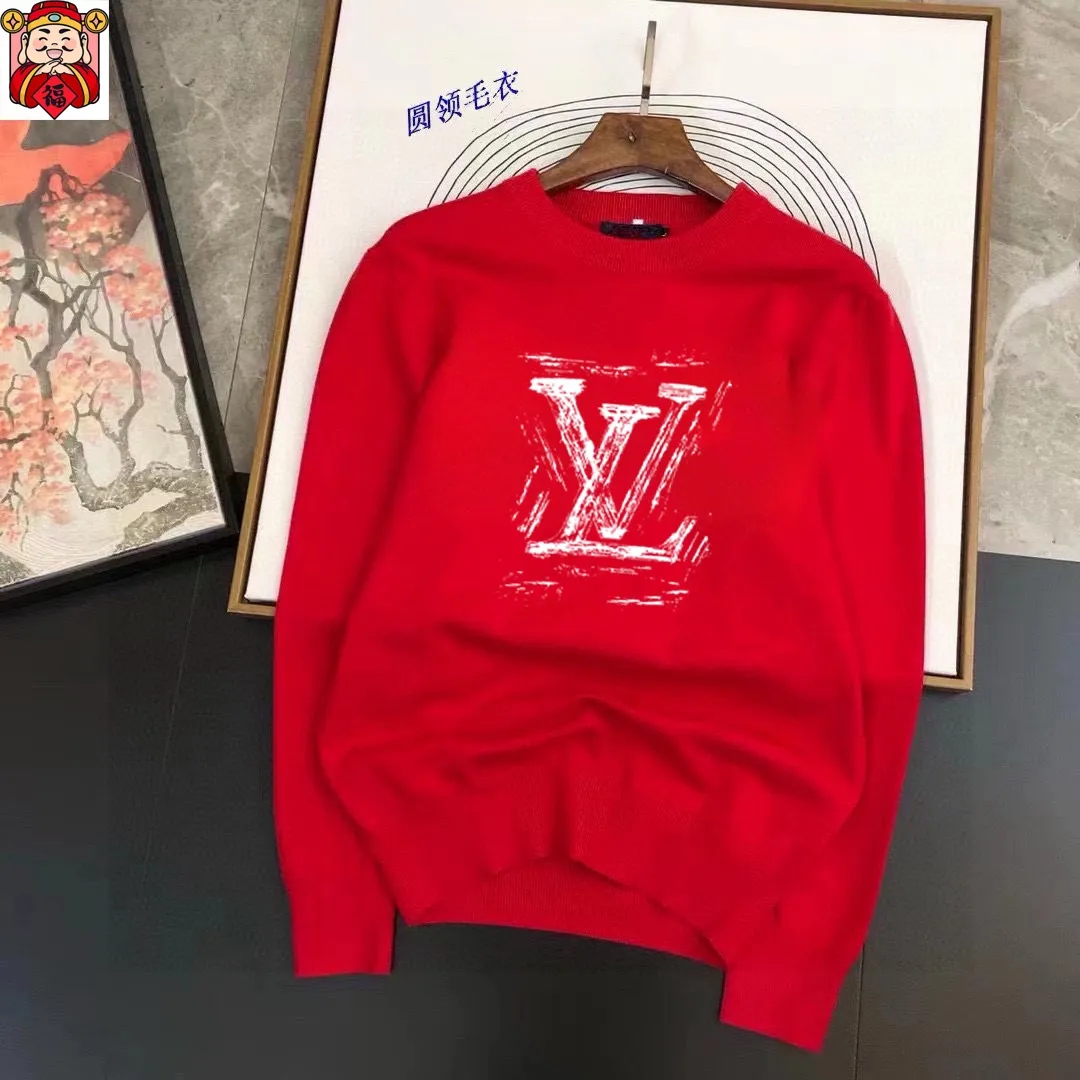 🅿️240 【LV Louis Vuitton】Autumn and winter classic round neck pullover sweater, in full condition! ! ! Wool blended fabric, the latest model in 2025, golden ratio! ! Slim-fitting soft gold, versatile and practical item, the combination and practicality are extremely powerful, simple and elegant, and classy! To create your own style, it is highly recommended to buy it in two colors. The standard slim fit tailoring process is suitable for both young and old men. It is knitted from wool and will not cause any discomfort! While keeping warm, it is stylish, textured and wearable, and the classic logo with contrasting colors on the chest feels in place! ! Recommended for regular customers! ! Size M-3XL (maximum wear: 190 pounds)